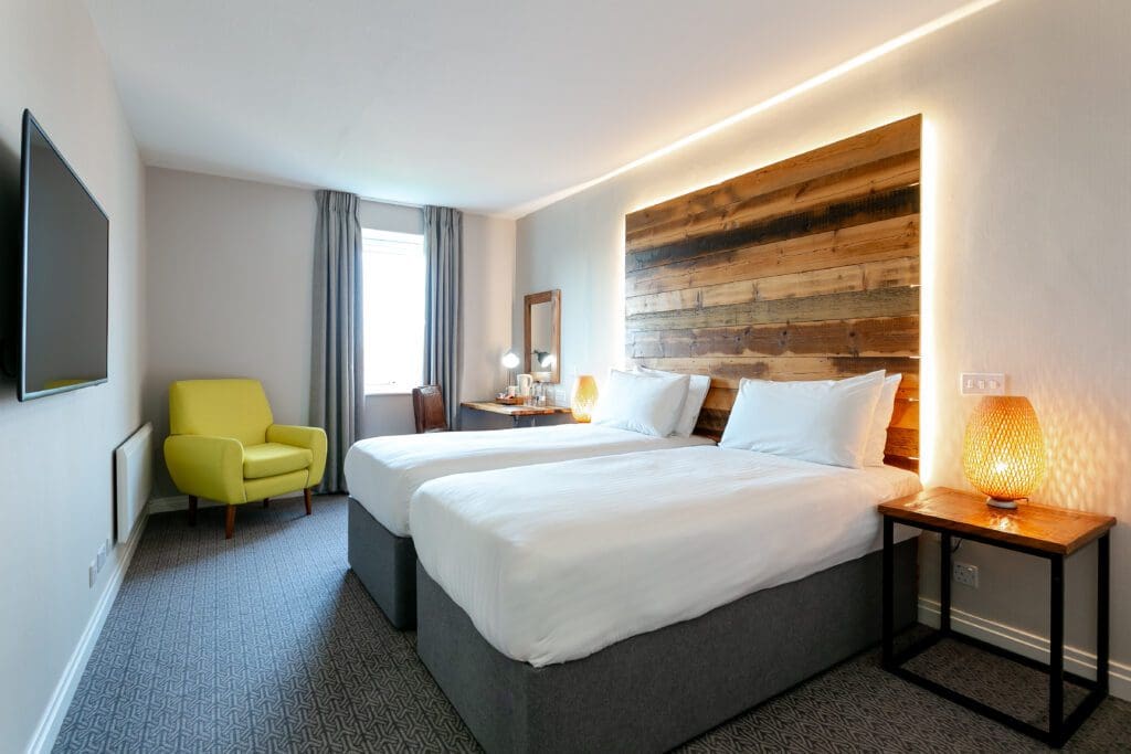 https://cedarcourthotels.co.uk/wp-content/uploads/2024/10/twin-room-bradford-1024x683.jpg
